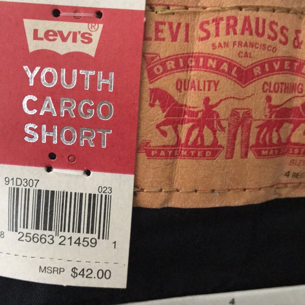 Levi’s, Black Youth Cargo shorts. MAKE ME AN OFFER. - Picture 7 of 7